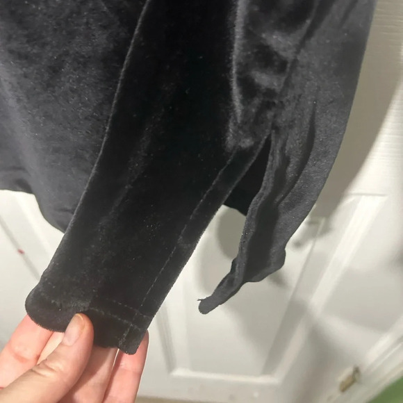 Diane Von Furstenberg black velvet vibes 3/4 length sleeve top. Size Medium - Picture 5 of 6